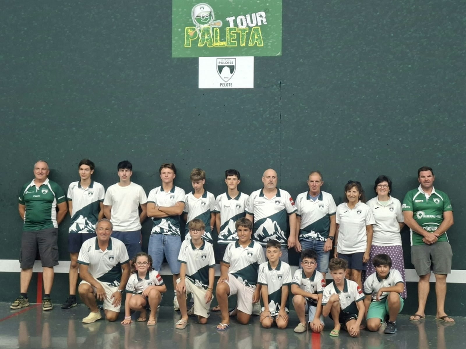 La remise des maillots et la photo de groupe ont pécédé le départ pour la Navarre