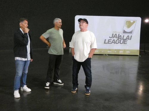 J.M Olharan, L. Sorozabal et Ph Othaburru, admirant le "Carmelo Barda". j