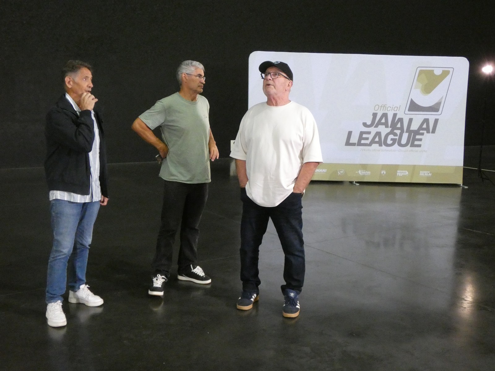 J.M Olharan, L. Sorozabal et Ph Othaburru, admirant le "Carmelo Barda". j