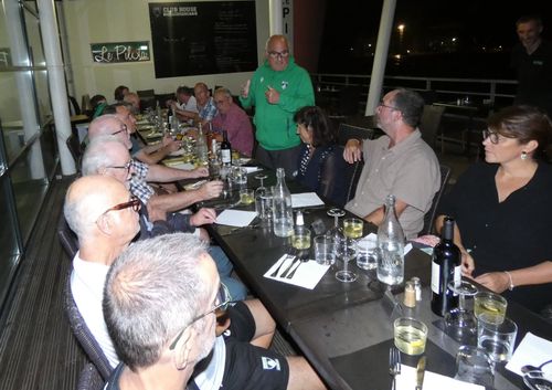 Divers plans de la table durant le porpos du président Pierrou.