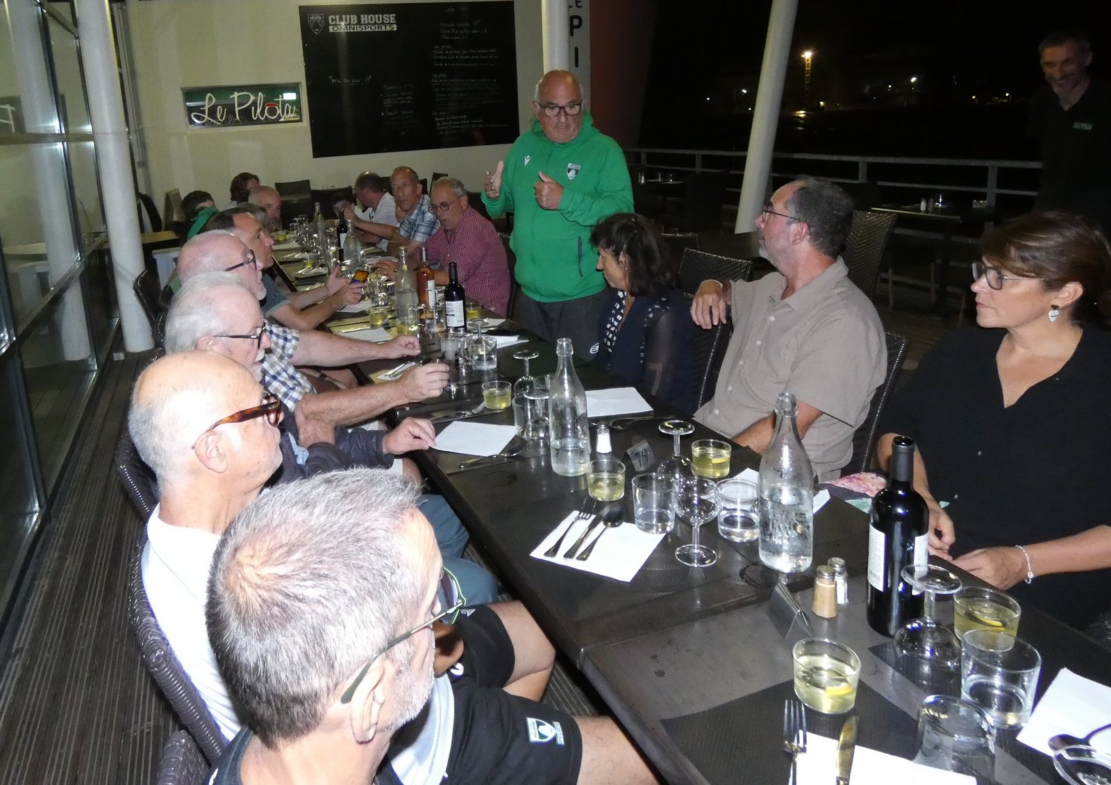 Divers plans de la table durant le porpos du président Pierrou.