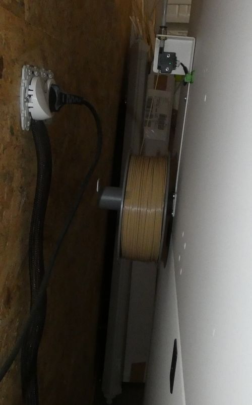 Qui va être collée derrière la machine.