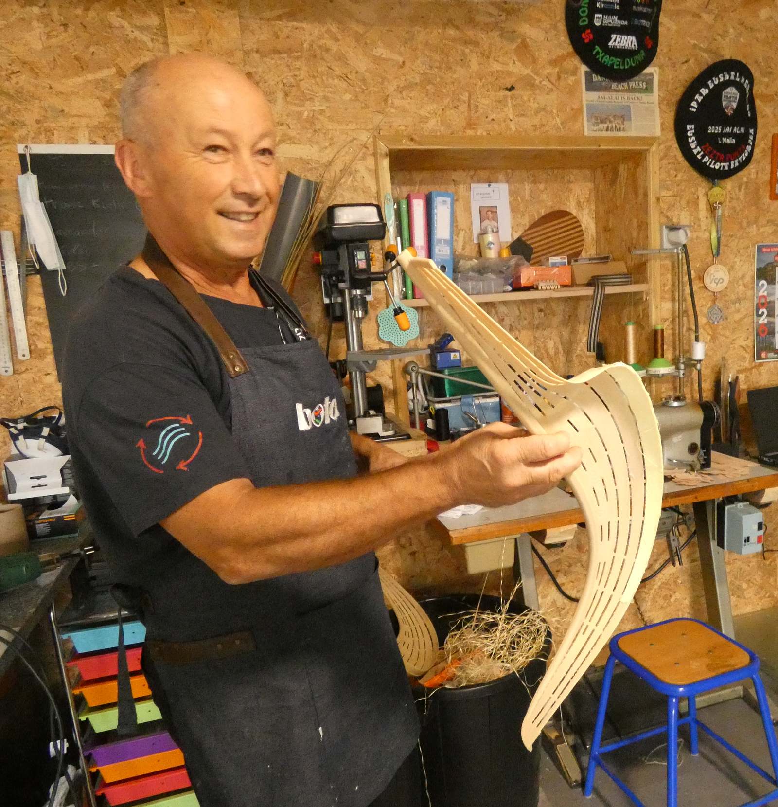André, Aita, présentant un demi gant imprimé!...