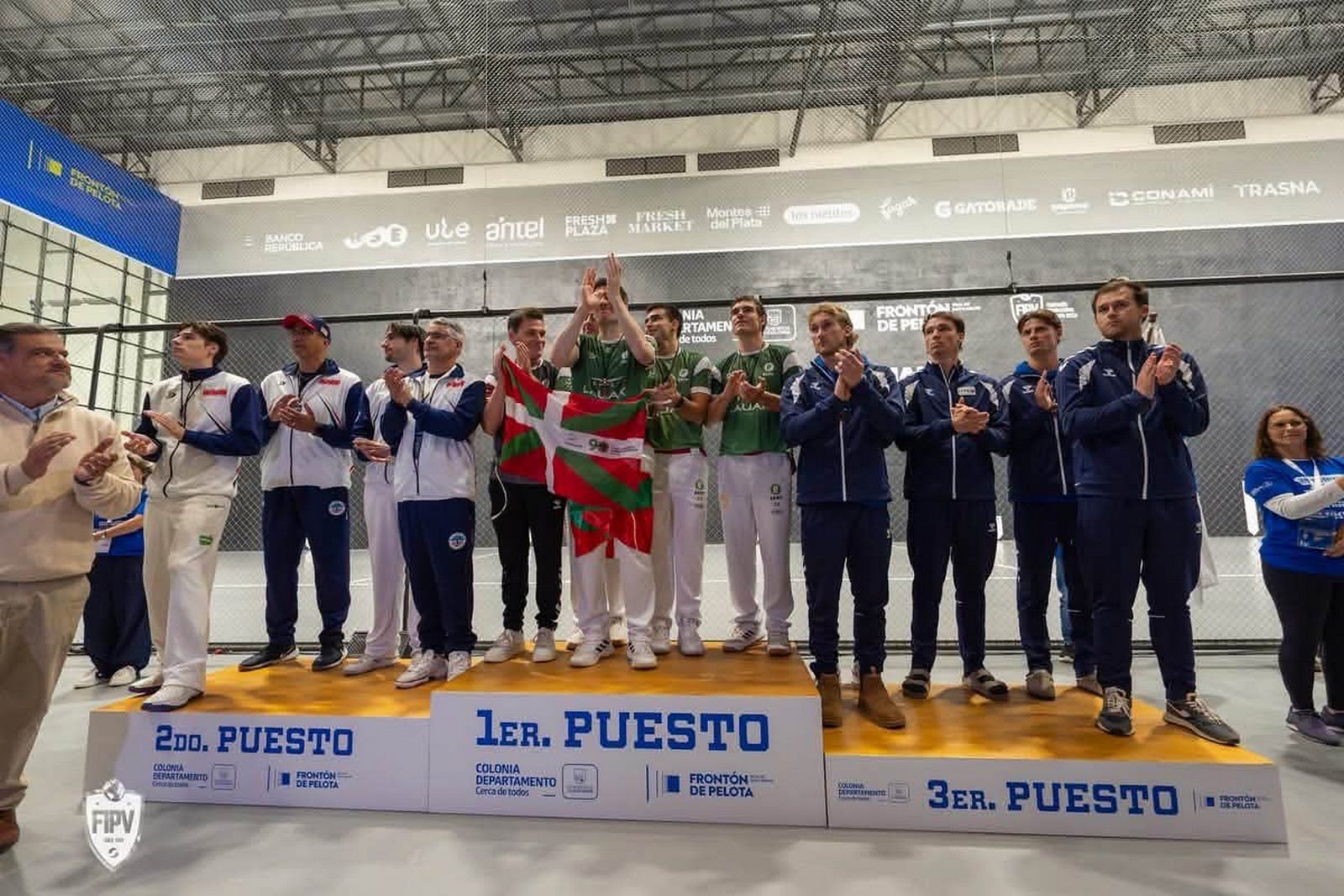 Le podium masculin de la cesta punta, avec les français à droite.
