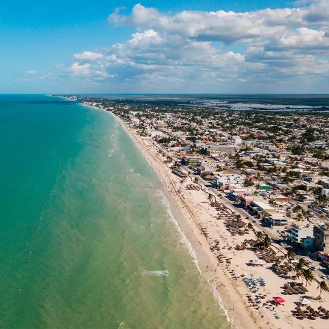 Vista aérea de la playa de Progreso, con su muelle y el mar turquesa