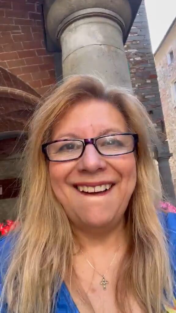Angelica Hallpen, clienta de Costa Norte, dando su testimonio en video