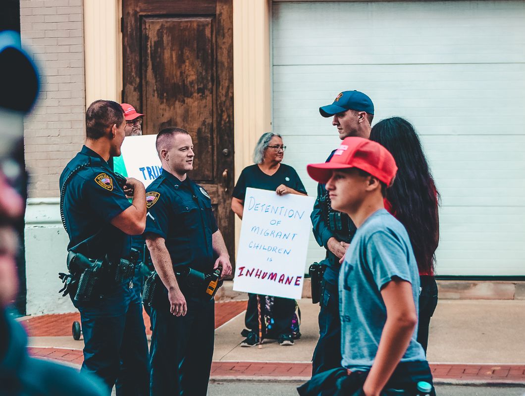 La juez mantiene protecciones para niños inmigrantes y denuncia abusos y presión sobre detenidos en Michigan.