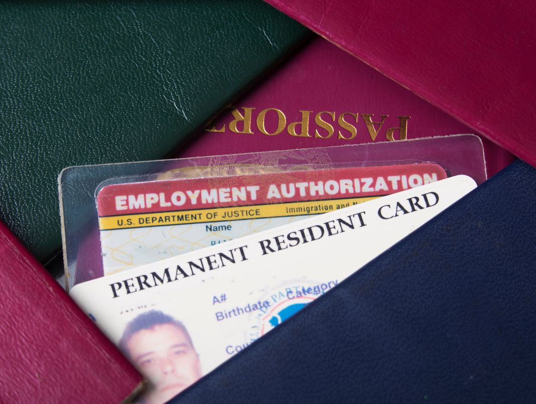 DHS elimina la extensión automática de permisos de trabajo; renovar con tiempo es esencial para evitar problemas.