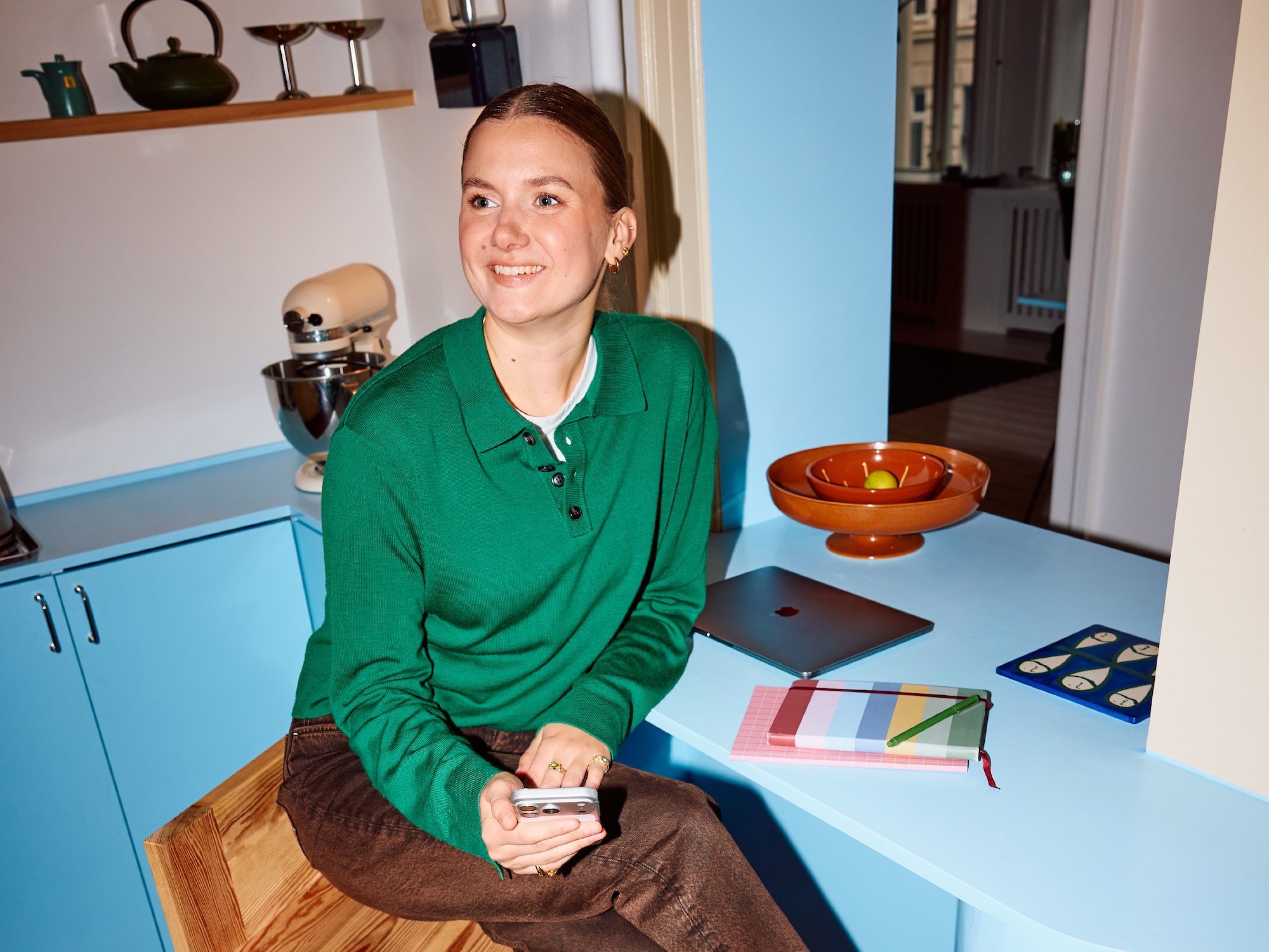 Mads sidder på en trappe og kigger på sin telefon