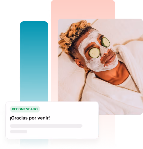 Hombre sonriente con una máscara negra, ojos cerrados, relajándose en una cama de spa.