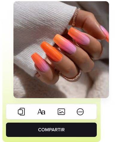 Primer plano de manos con uñas rosas decoradas con diseños florales de cerezos en flor sobre un fondo azul y rosa borroso.