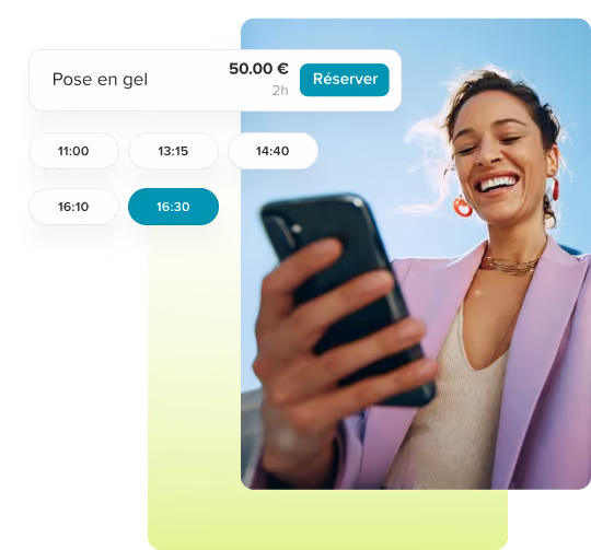 Femme en blazer rose tenant un smartphone violet avec une interface de réservation proposant un service d'ongles en gel pour 50 euros et des horaires disponibles entre 11h00 et 16h30.