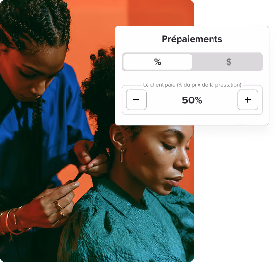 Femme souriante aux longs cheveux tressés assise dans une chaise de salon pendant qu'une autre femme se coiffe.