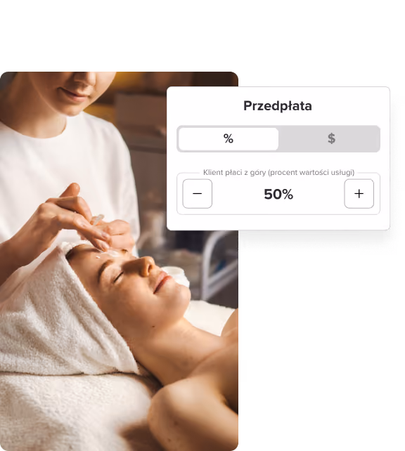Kobieta otrzymuje relaksujący zabieg na twarz z ręcznikiem owiniętym wokół głowy i podaną ceną usługi przedpłaty 50%.