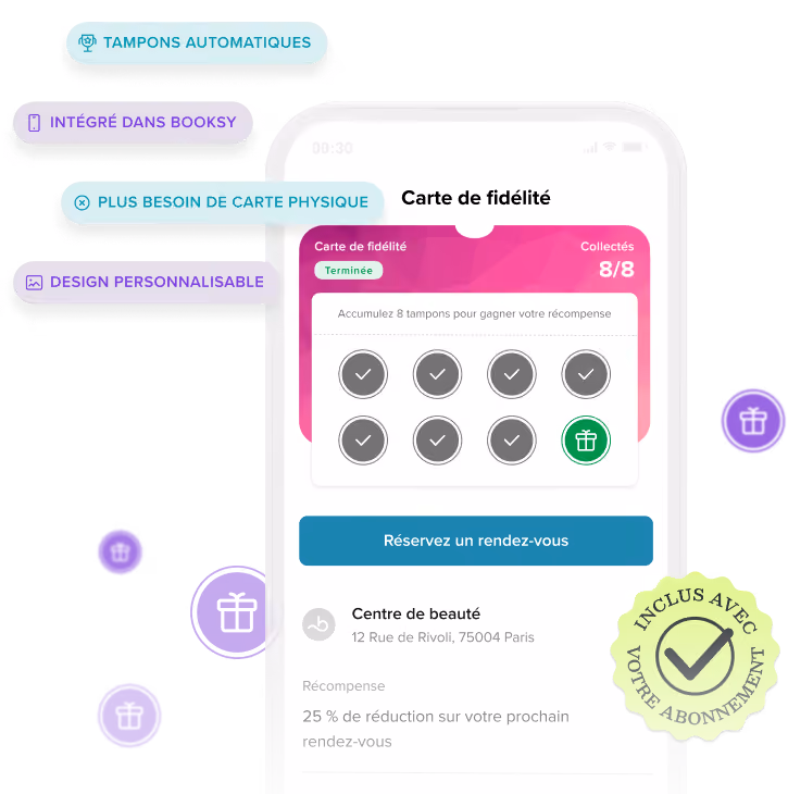 La main tient un smartphone affichant une carte de fidélité remplie avec huit timbres et une icône de récompense à l'écran.