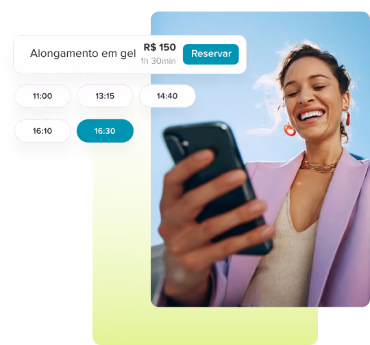 Close-up de uma mulher com um blazer rosa segurando um smartphone com uma interface de reserva na tela mostrando uma consulta de extensão de unhas de gel por R$150 e horários disponíveis.