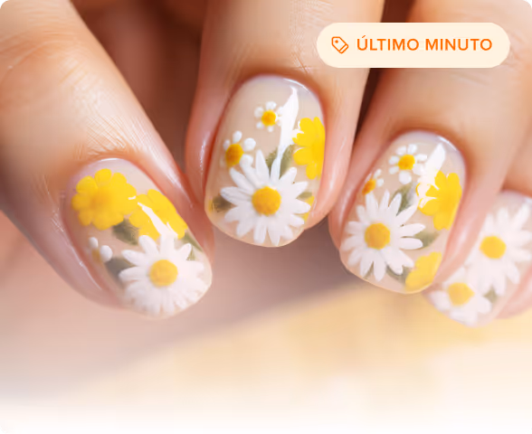 Close-up das unhas com esmalte transparente e arte floral de margarida amarela e branca.