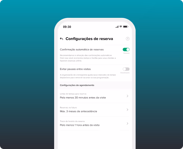 Tela do smartphone mostrando as configurações de reserva em português, incluindo opções para confirmação automática de reservas, evitando pausas entre as visitas e agendando configurações com limites de tempo antes das visitas.