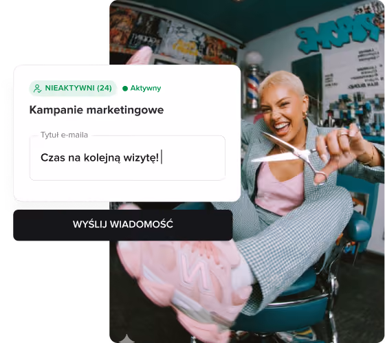 Stylistka korzystająca z narzędzi marketingowych dla salonów oferowanych w Booksy