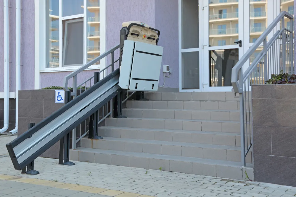 Alternative zum Treppenlift - Ein Plattformlift außen an einer Treppe zu einem Wohnhaus