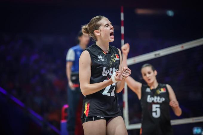 Liese Verhelst juicht in haar shirt van de Yellow Tigers na een gewonnen punt.