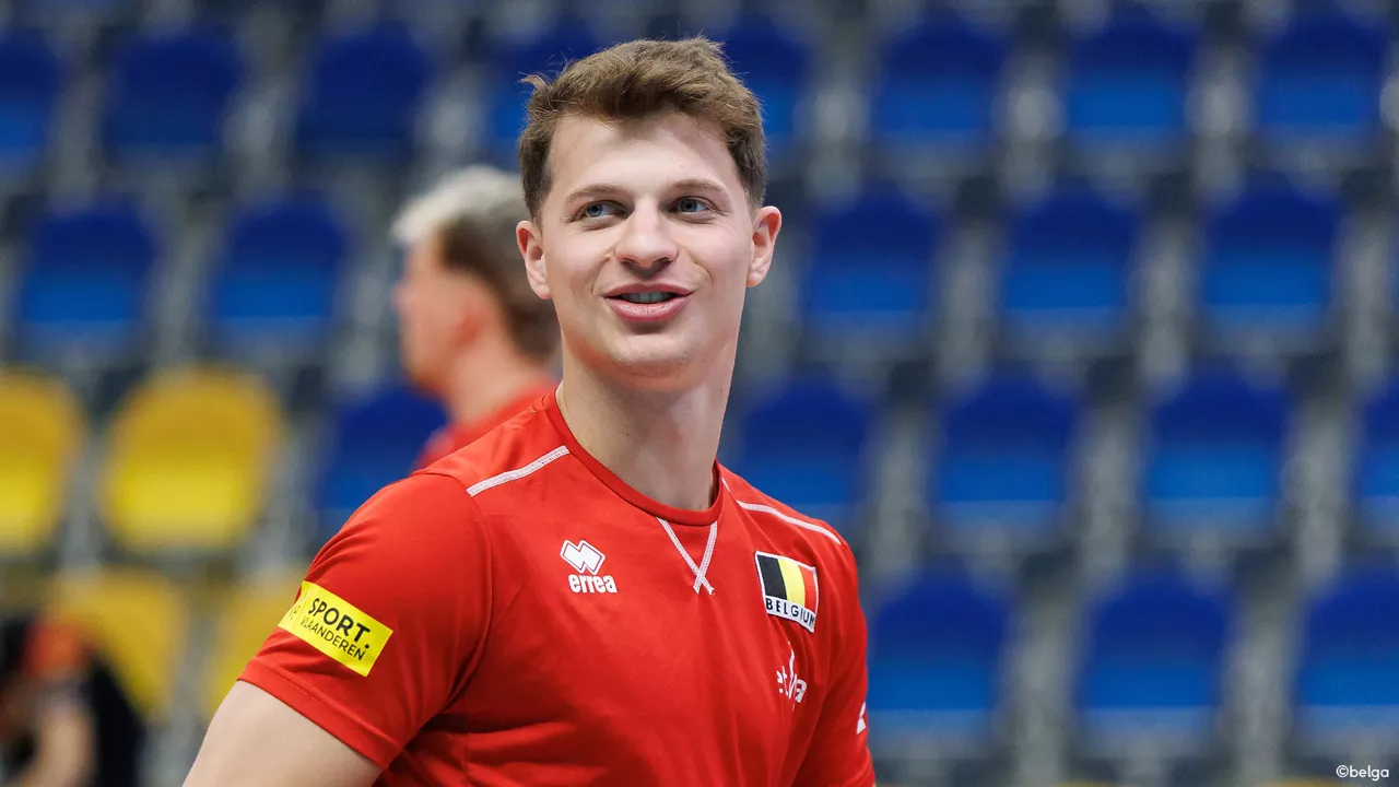 Seppe Rotty glimlacht naar de camera in zijn t-shirt van de Red Dragons (Nationale team volleybal in België).
