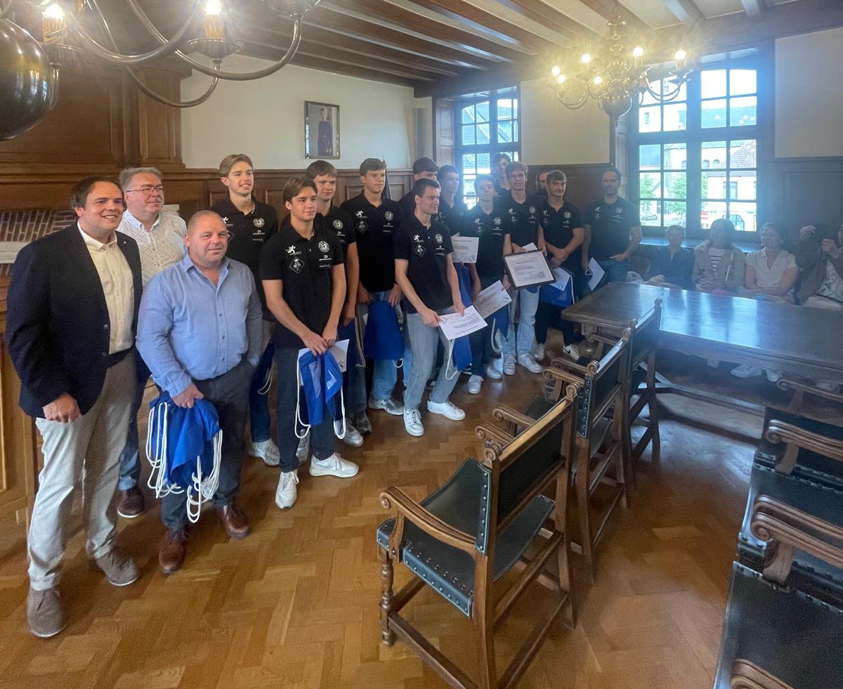 U19 wordt gehuldigd door burgemeester Kristof Audenaert en schepen van sport Pieter Billiet.