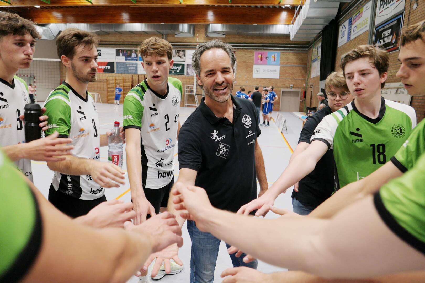 Peter en zijn team roepen na het afsluiten van een time-out.