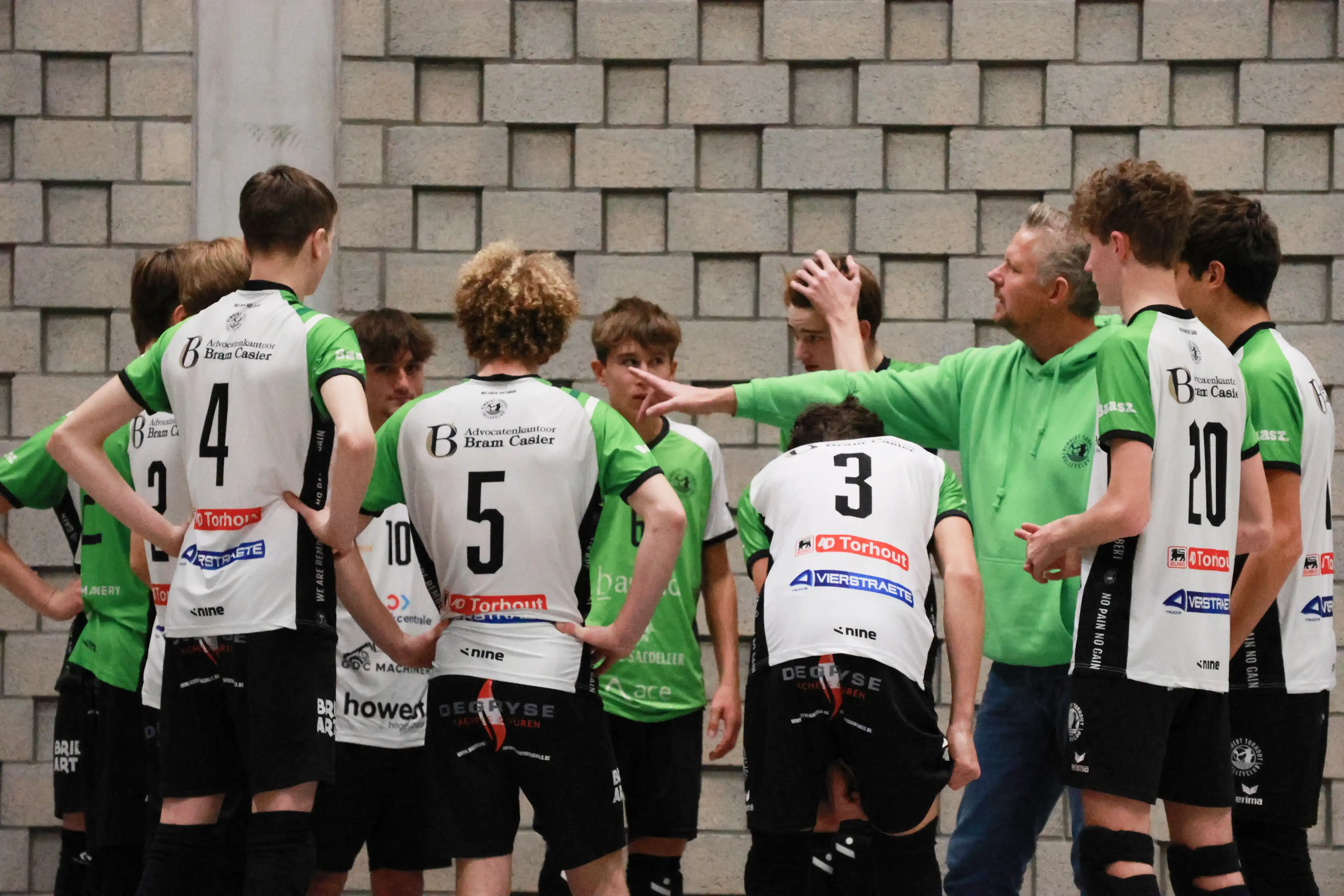RTH5 luistert naar coach Kristof Dekeyser tijdens een time-out