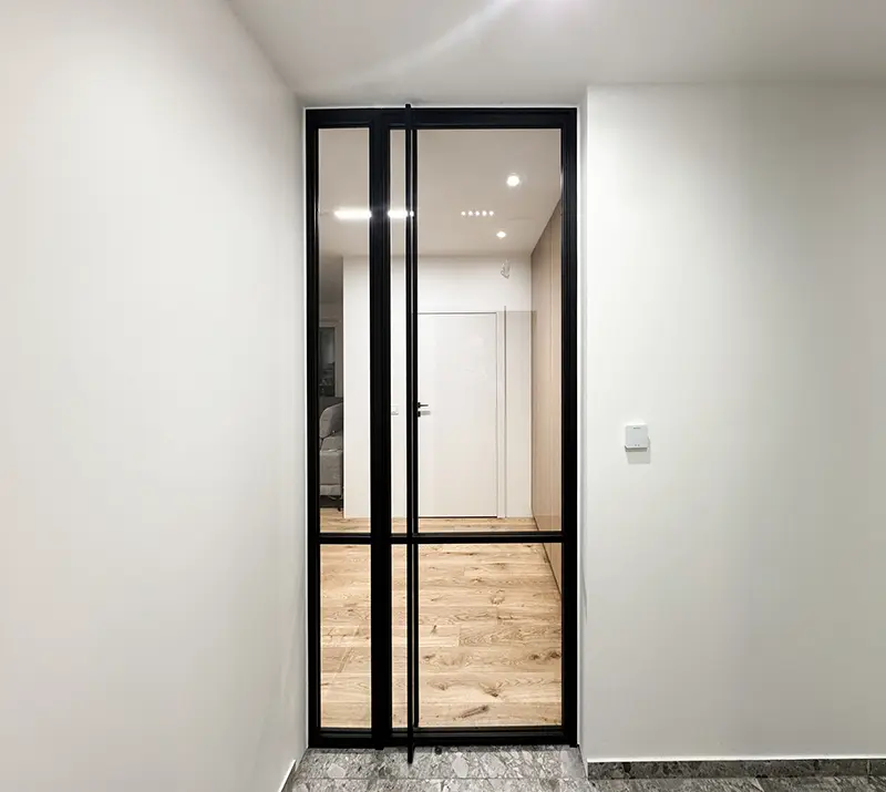 Stalowe drzwi loftowe jednoskrzydłowe z dostawką na wymiar w kolorze czarnym w stylu industrialnym z wypełnieniem ze szkła transparentnego i zamkiem magnetycznym