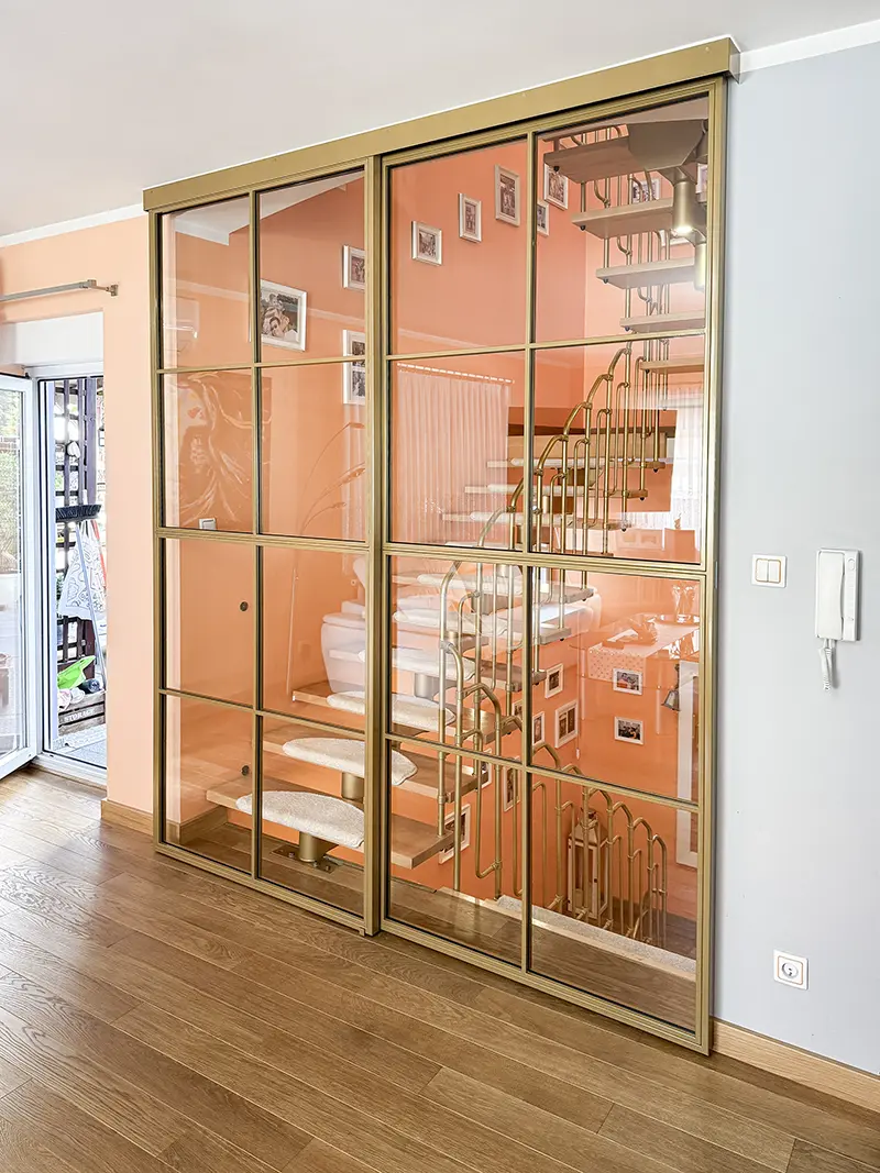 Drzwi przesuwne loftowe do sypialni, na wymiar w kolorze złotym w stylu industrialnym z wypełnieniem ze szkła bezpiecznego