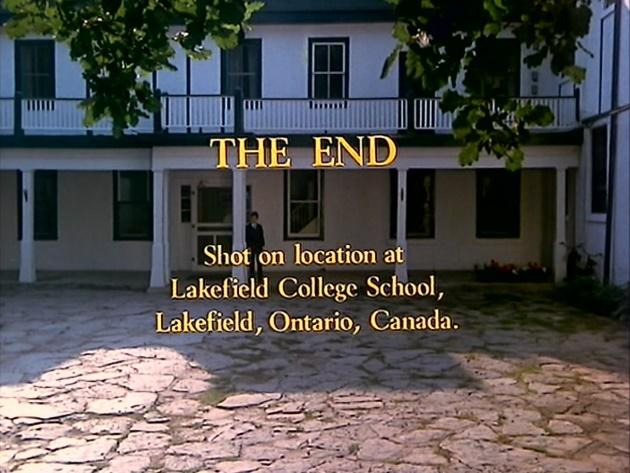 A building with a stone walkwayDescription automatically generated