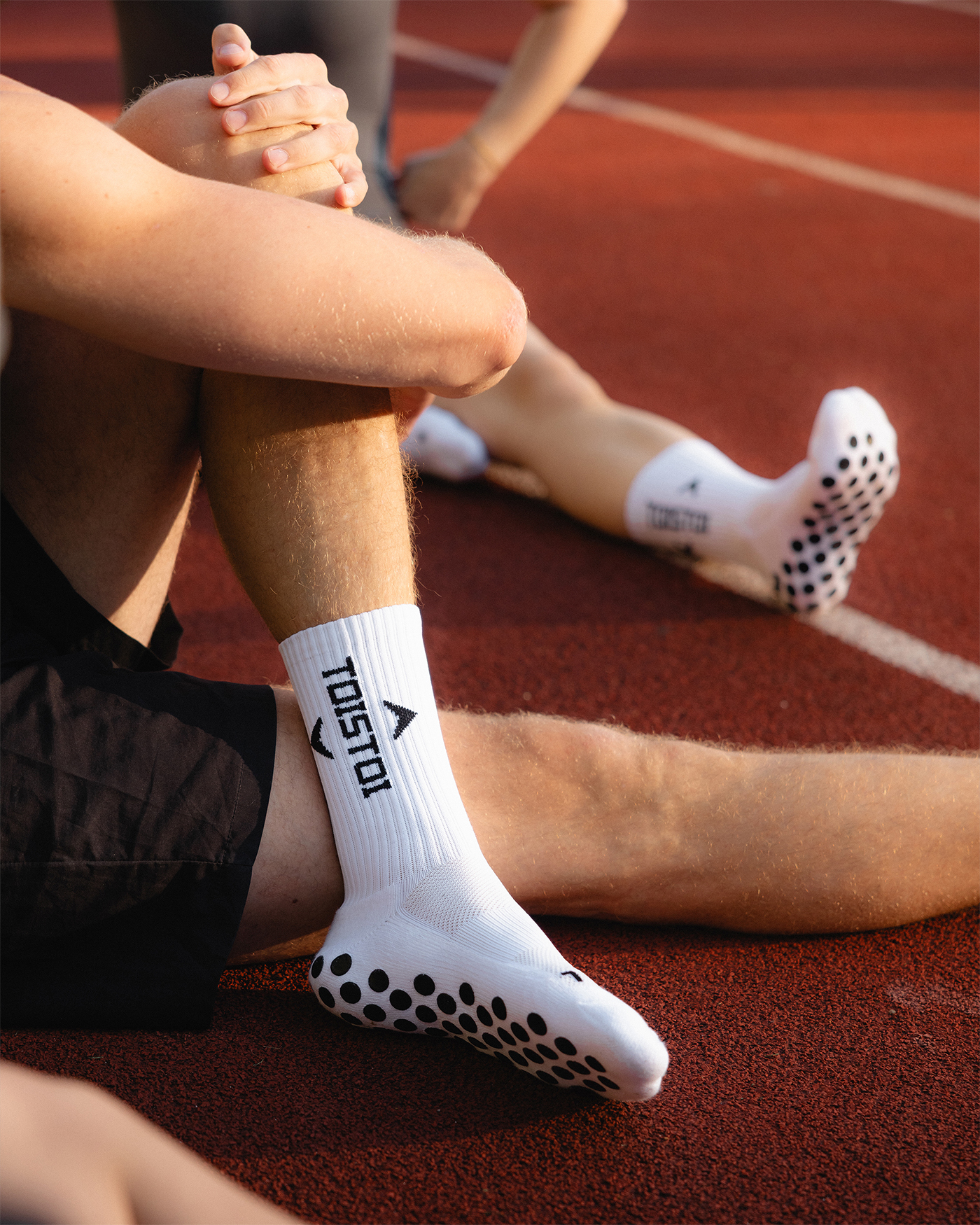 Juoksijat venyttelee juoksuradalla