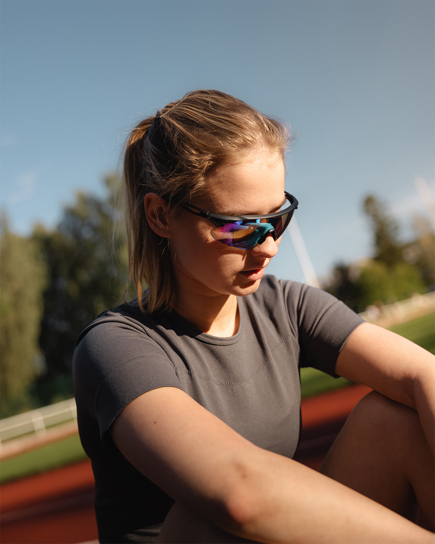 Nainen levähtää juoksun jälkeen