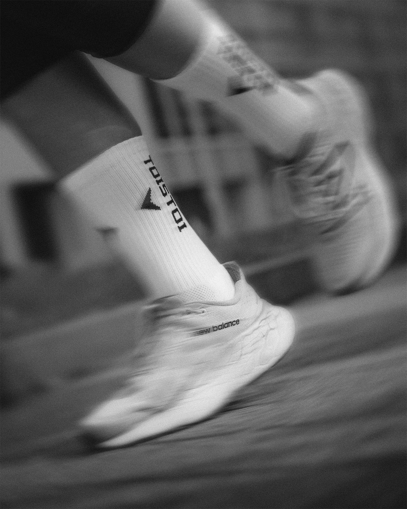 Juoksija juoksee Toistoi sukat jalassa