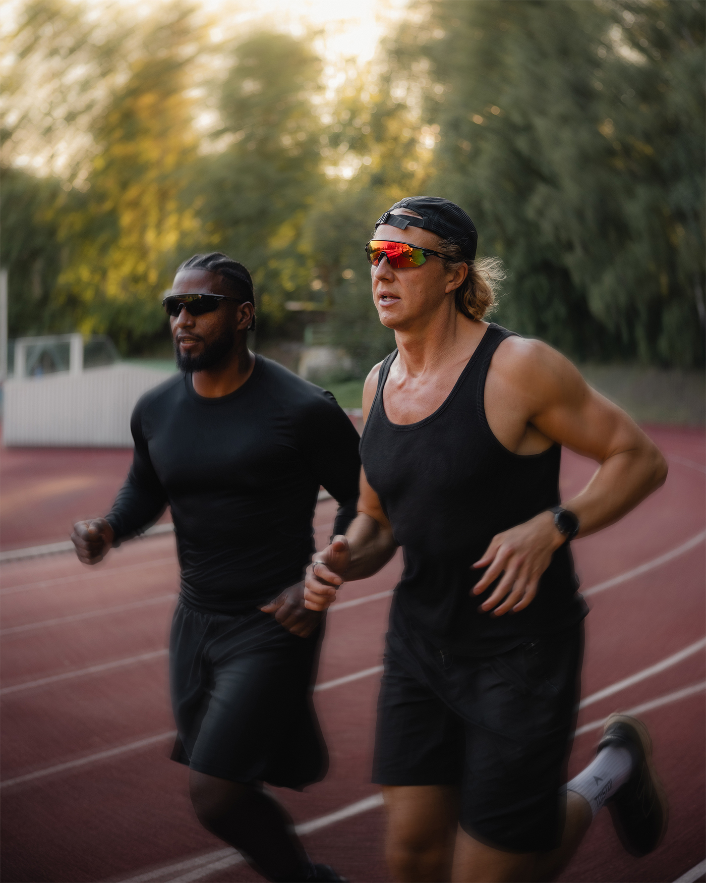 Kaksi miestä juoksee juoksuradalla