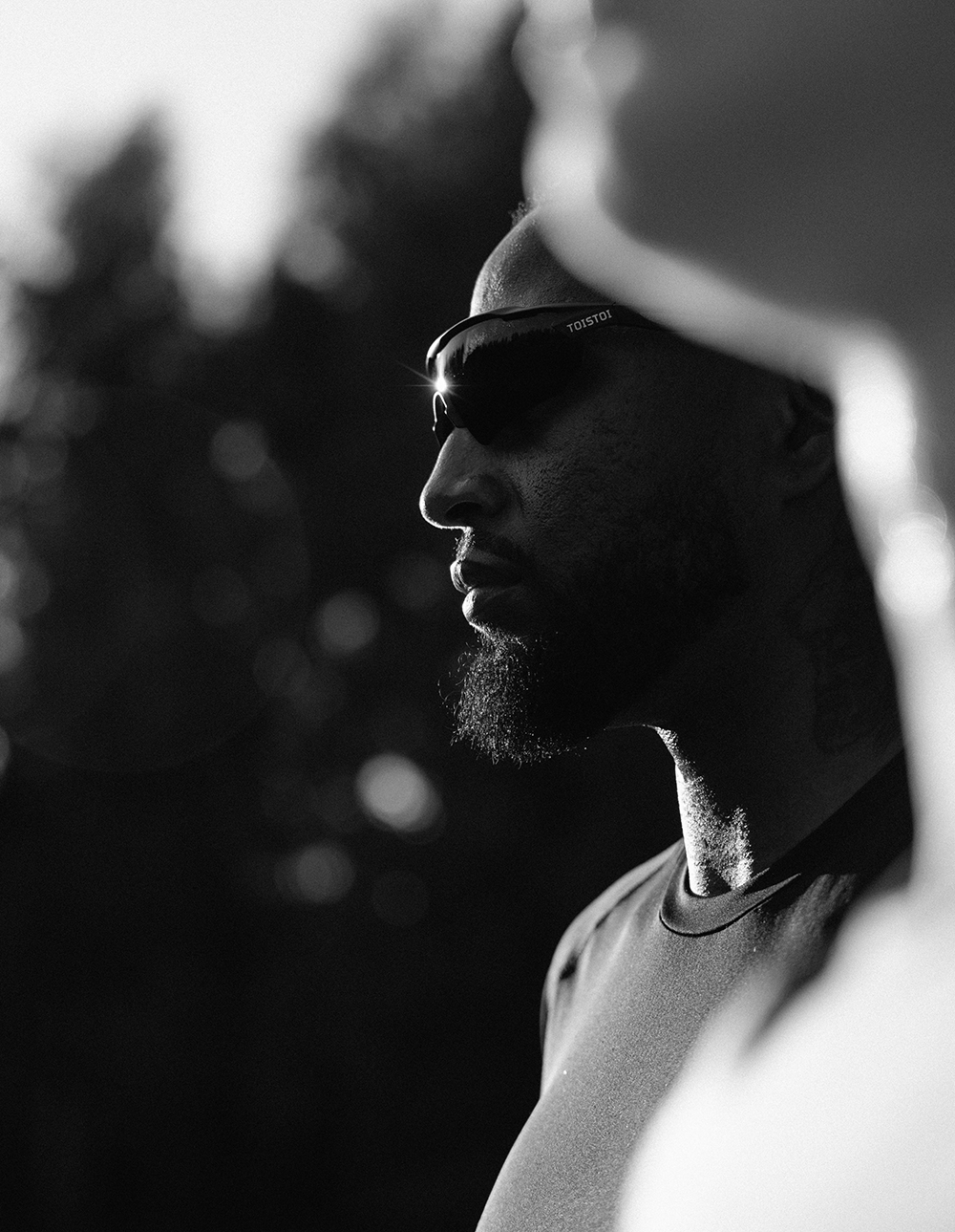 Itsevarma mies urheilija lasit päässä