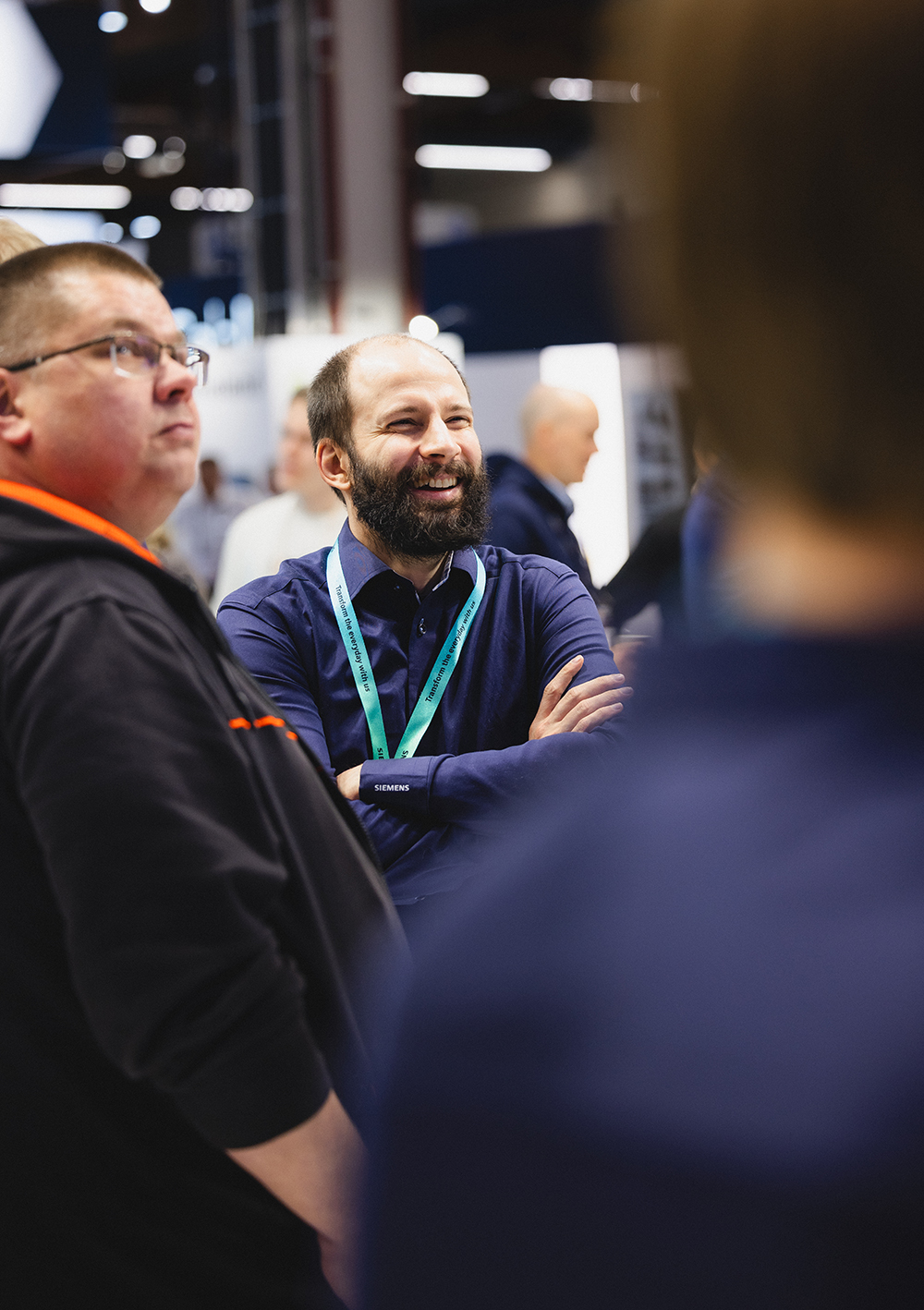 Hymyilevä mies Helsingin messukeskuksessa