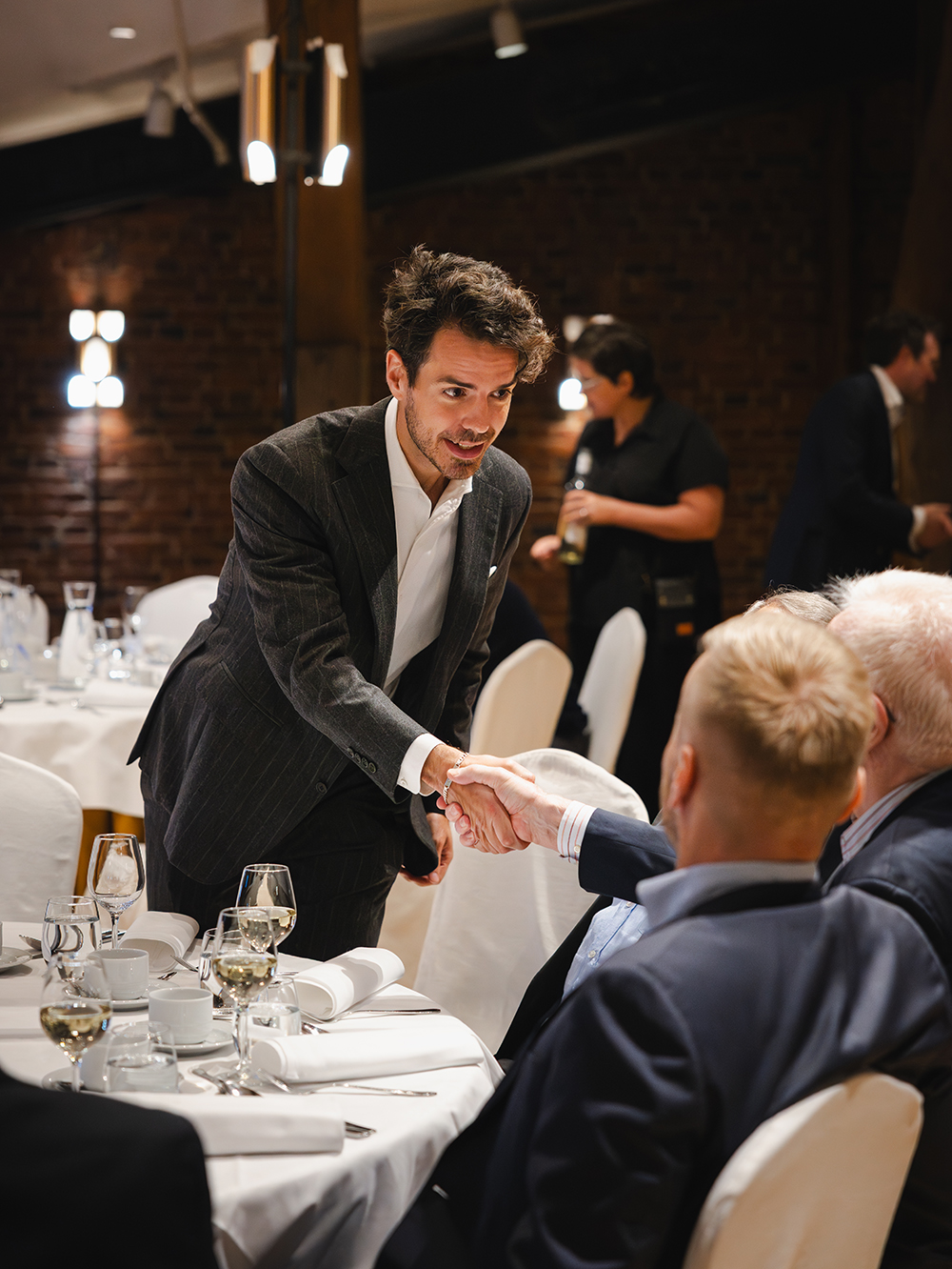 Liikemies kättelee toista liikemiestä