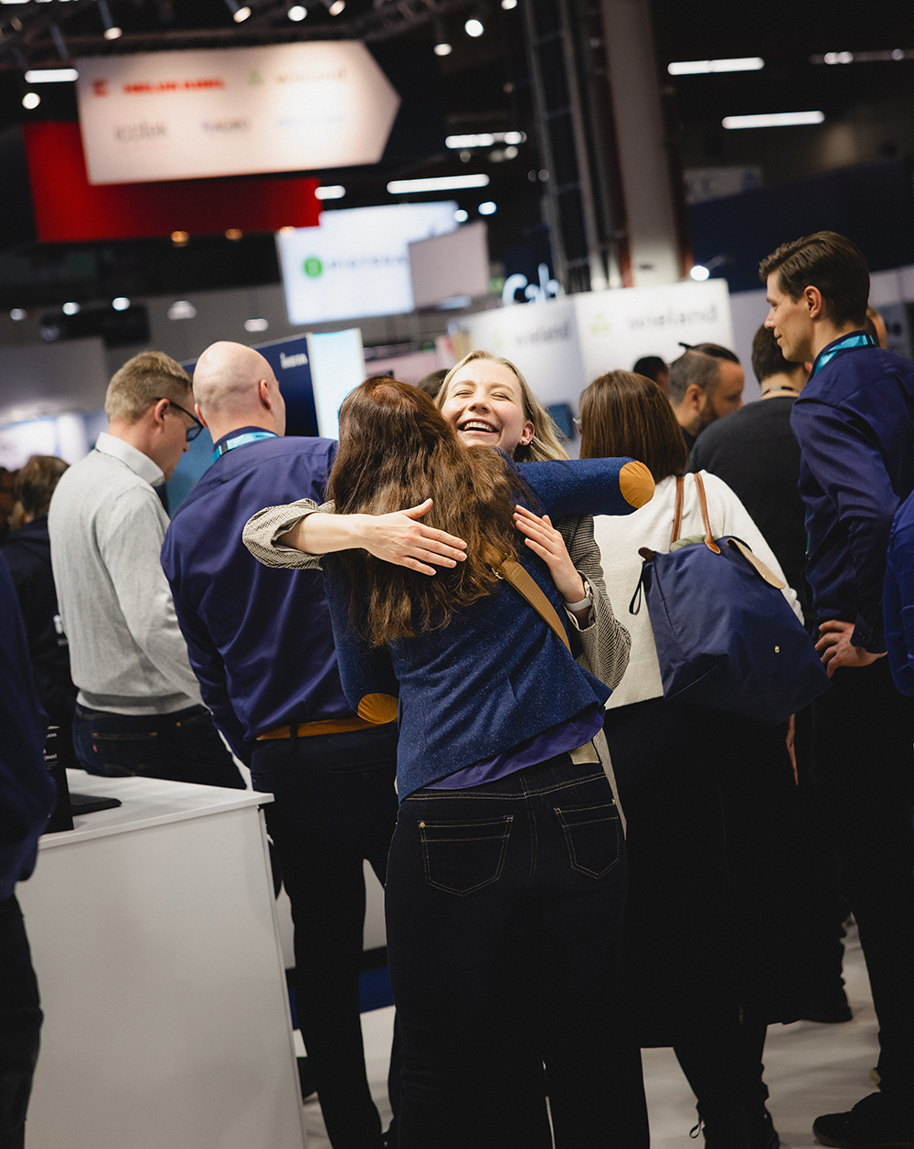 Iloinen kohtaaminen Helsingin messukeskuksessa