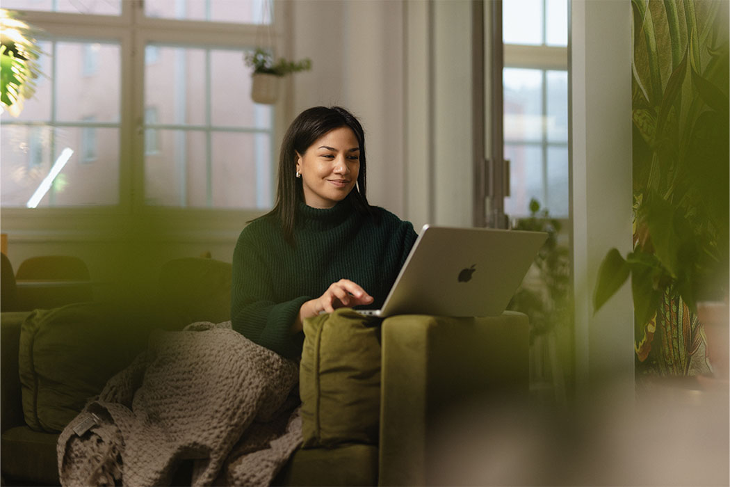 Nuori nainen tietokoneella