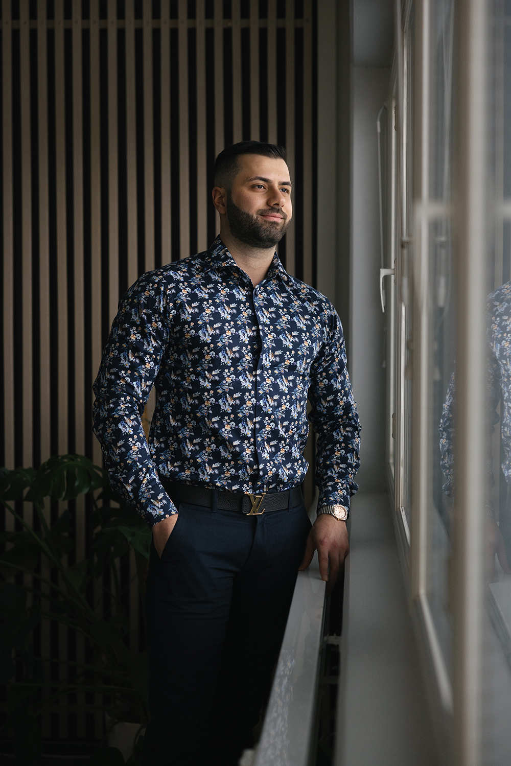 mies seisoo ikkunan edessä