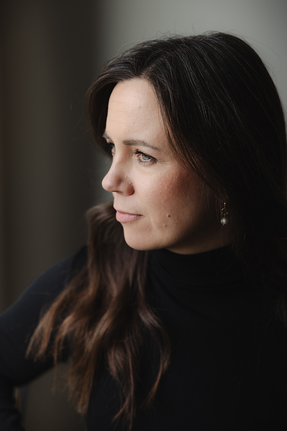 Nainen katsoo ikkunasta