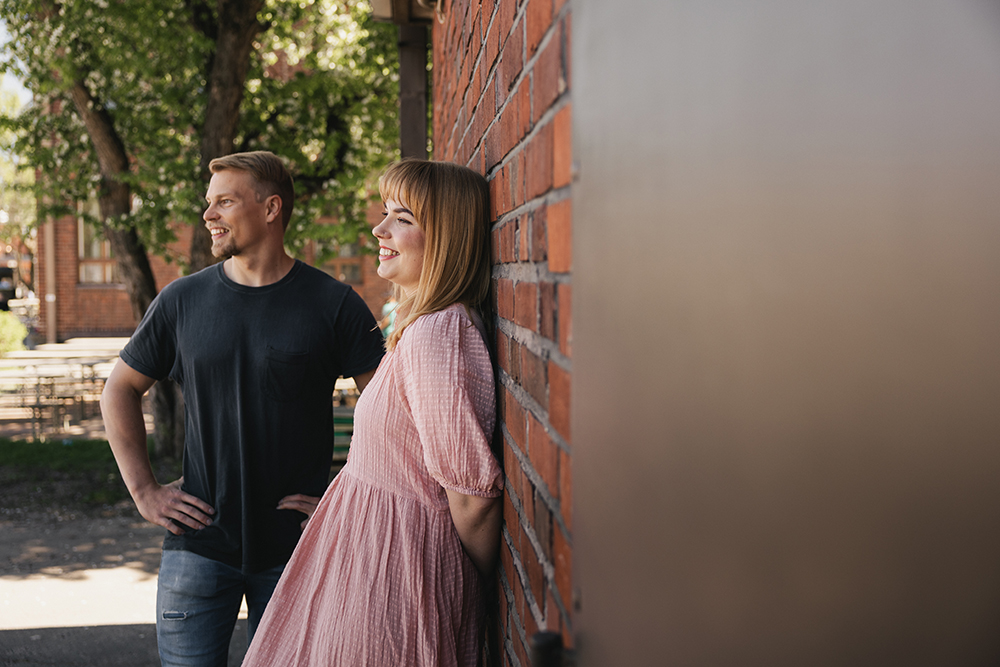 Mies ja nainen nojailee seinään