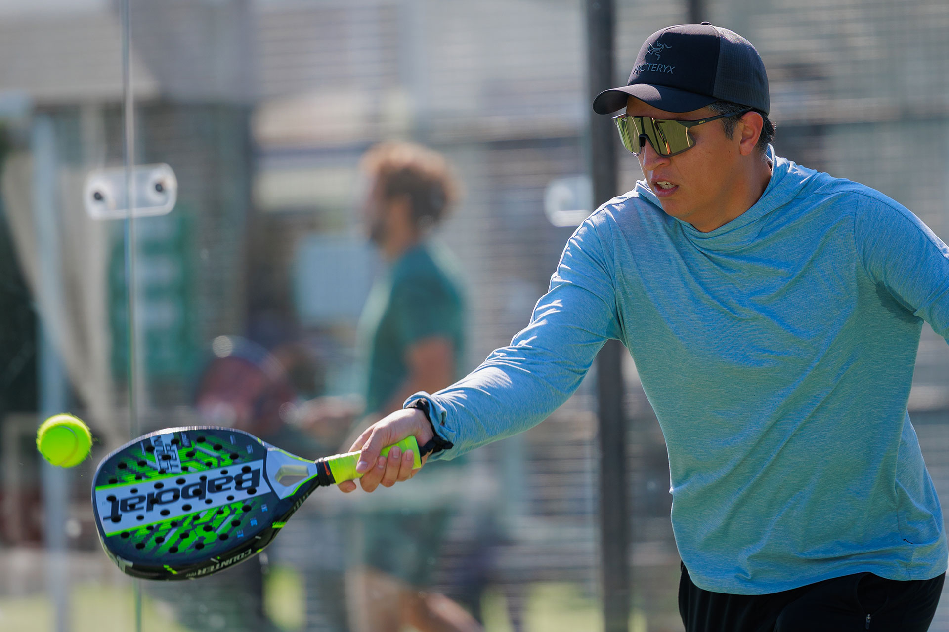 Padel Strategy: When to Play Offense vs. Defense