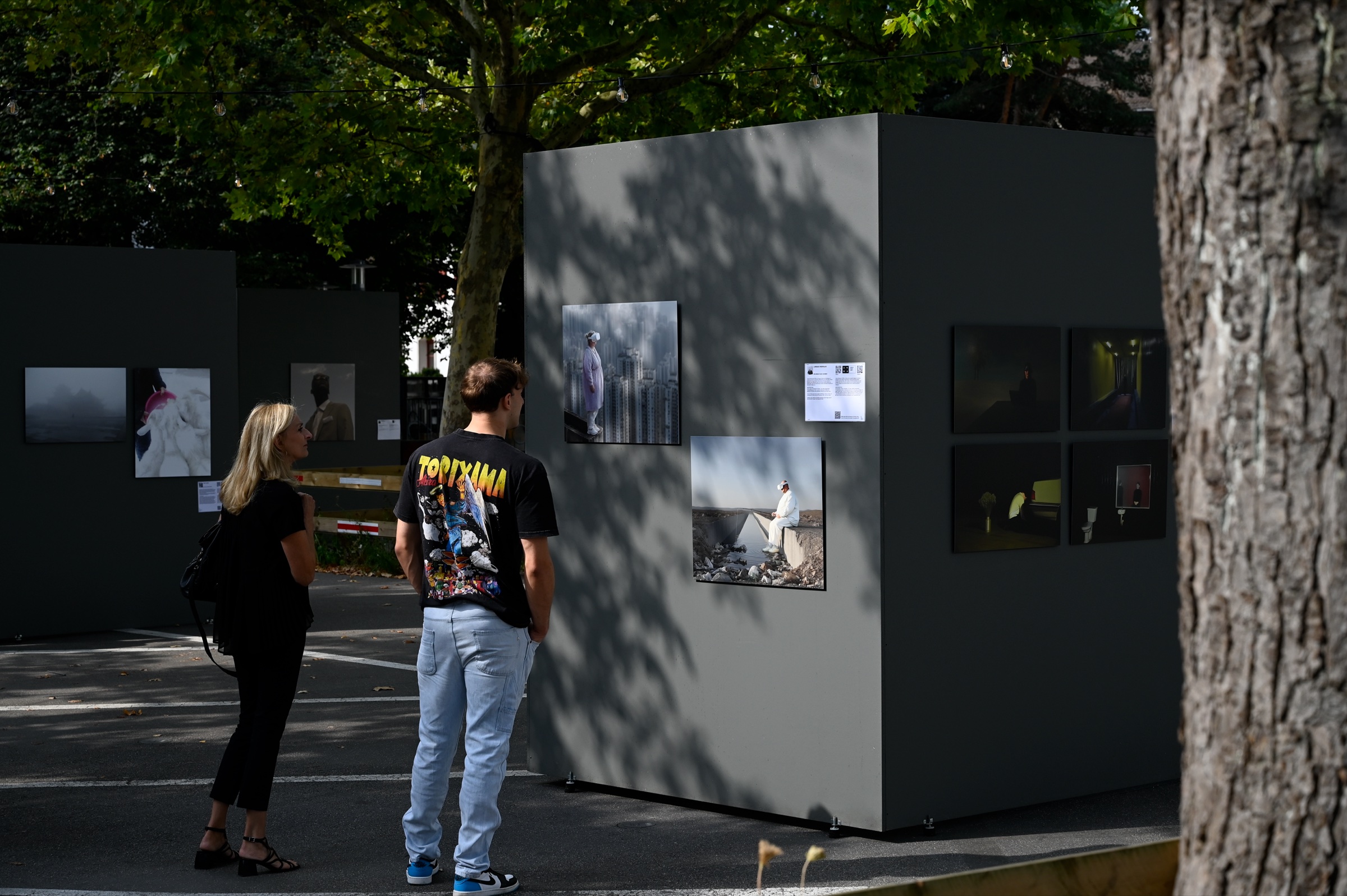 Besucher betrachten die KI-Bilder von Lorenzo Montalvo am IPFO Photo Festival Olten