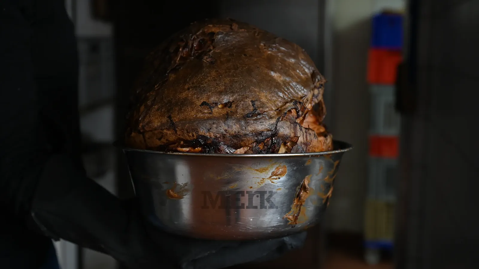 Merk Logo auf Aluminium Schüssel für den Ofen. In der Schüssel ist ein Fleischkäse, frisch aus dem Ofen