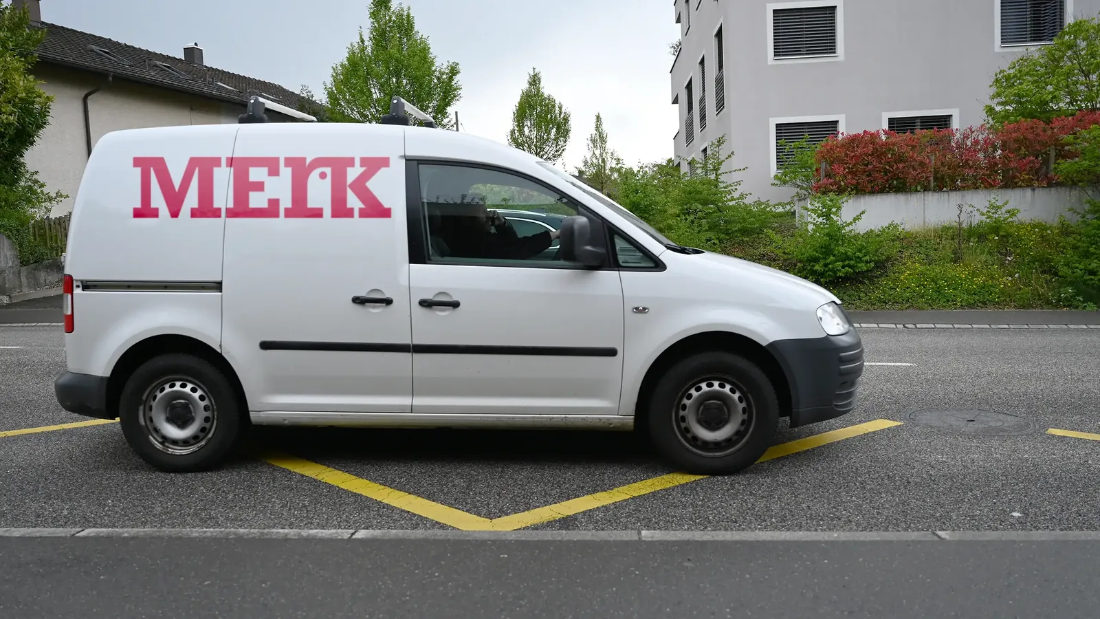 Merk Logo auf einem weissen Peugeot