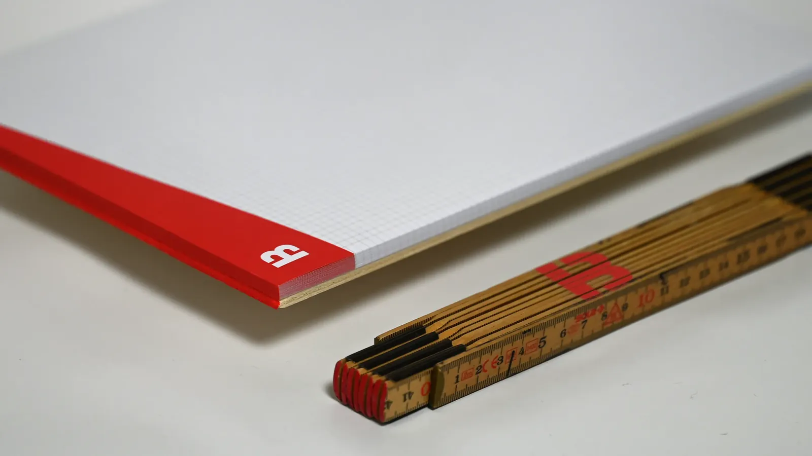 Bodmer Notizblock mit Holzboden, Bodmer Logo auf einem Holzmeter