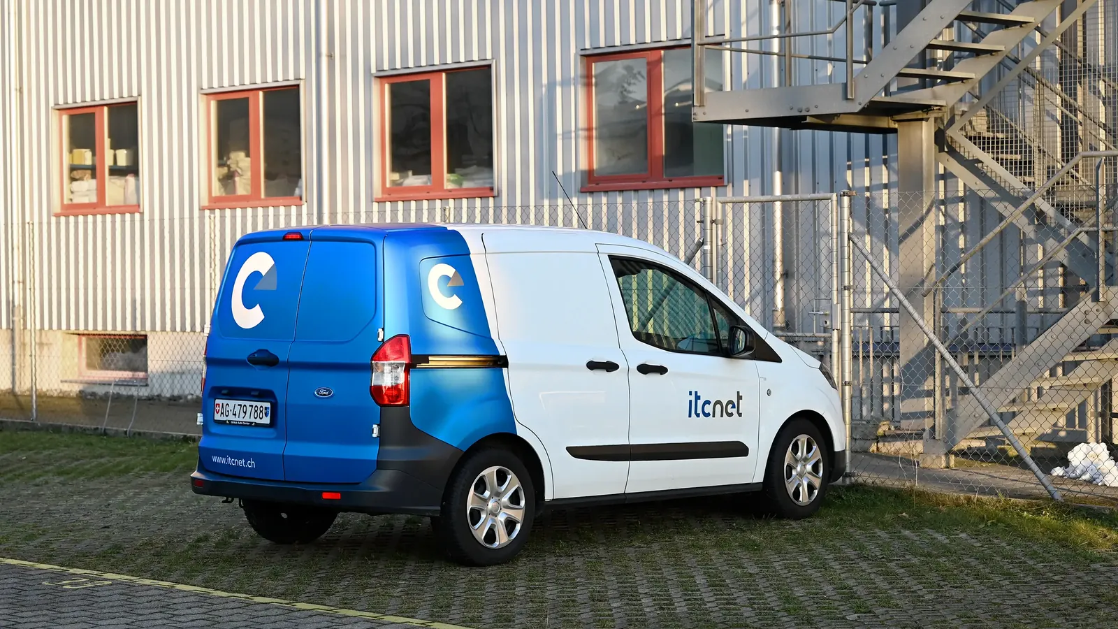 itcnet Fahrzeug auf dem Parkplatz vor dem Firmengebäude